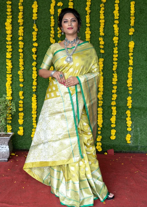 Soft Looks Women's Mehendi Woven Soft Handloom Silk Saree With Blouse (Saree Blouse Without stitch) - Aastha Fashion Soft Looks Women's Mehendi Woven Soft Handloom Silk Saree With Blouse (Saree Blouse Without stitch) - Aastha Fashion